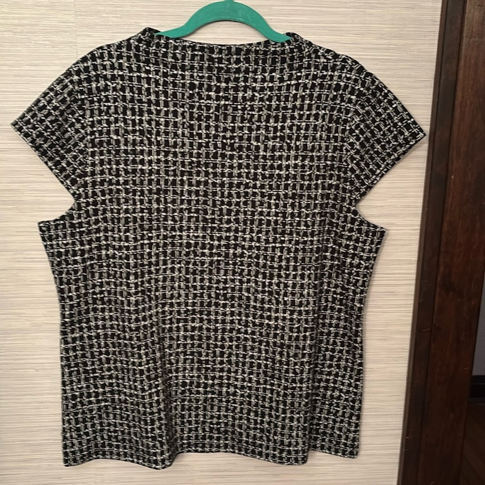 Ann Taylor funnel knit knit top in graphic black and white print